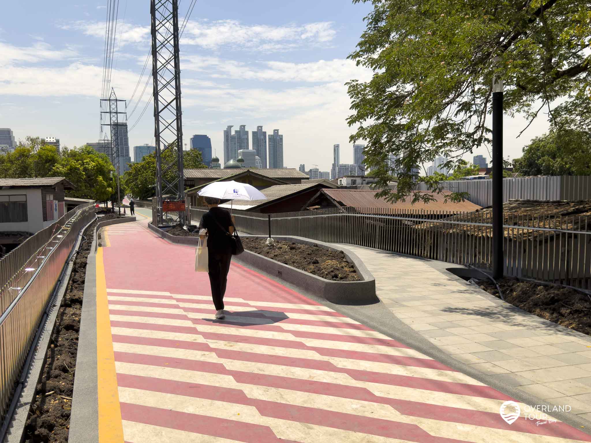 Die neue Green Mile in Bangkok – entdecke die renovierte Green Bridge Der neue Belag mit dem neuen Farbkonzept